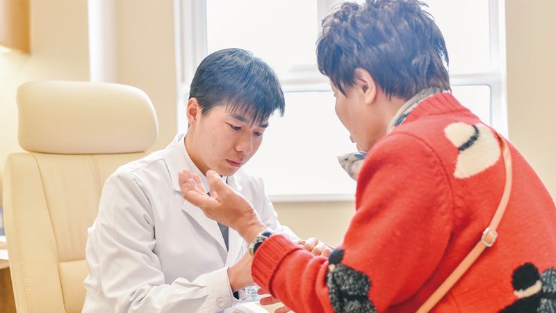 居家养老，顾名思义，是指老年人在家中享受养老服务。这种养老方式具有以下优势：