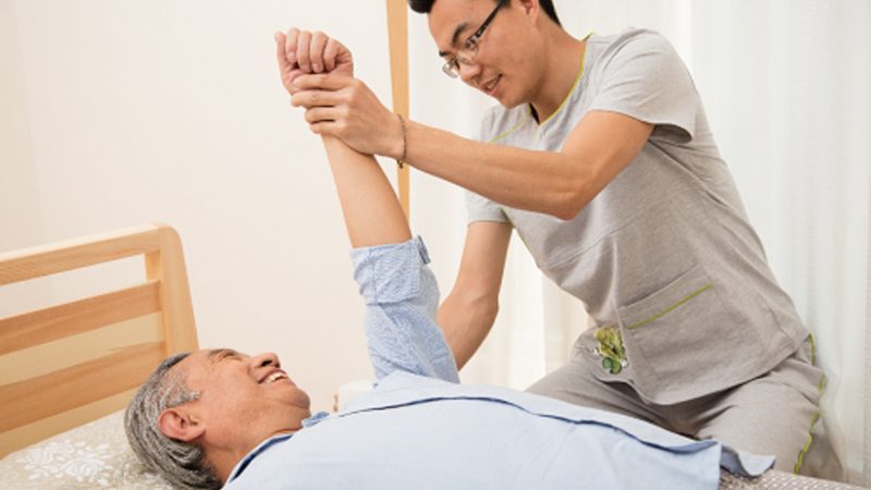 北京养老护理员上门服务的价格由以下几个因素构成：