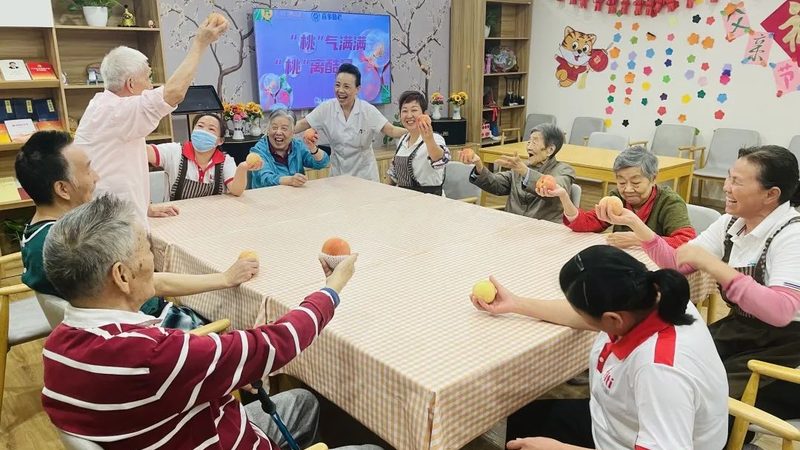 社区养老，如何打造老人的健康守护伞？**
